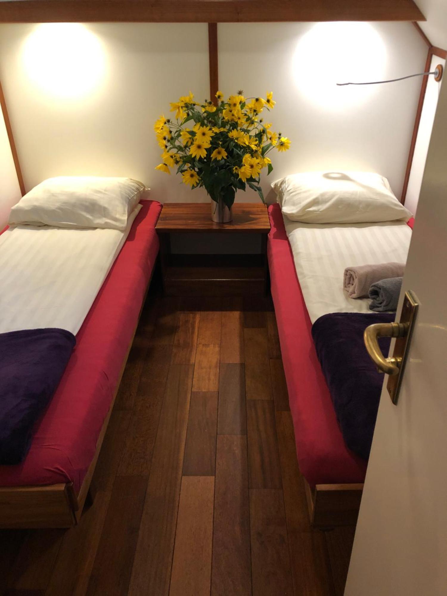 Hotelboot Zwaan อัมสเตอร์ดัม ภายนอก รูปภาพ