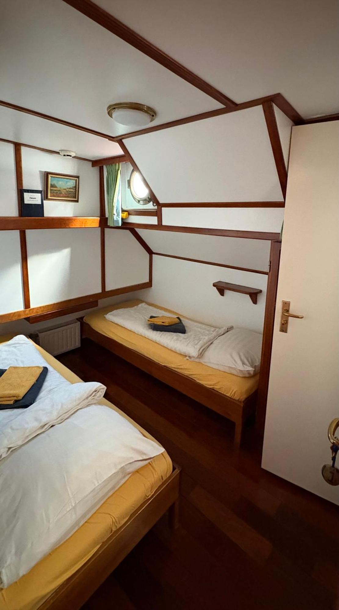 Hotelboot Zwaan อัมสเตอร์ดัม ภายนอก รูปภาพ