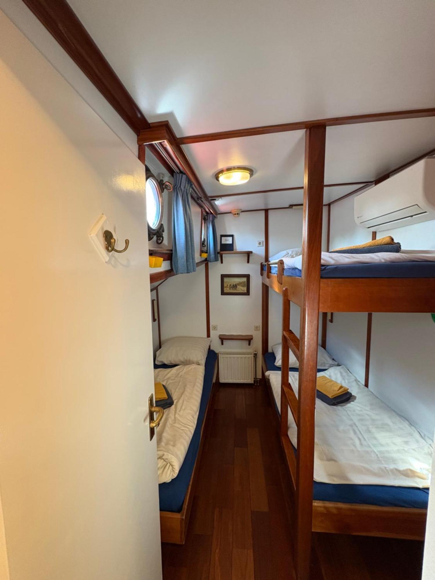 Hotelboot Zwaan อัมสเตอร์ดัม ภายนอก รูปภาพ