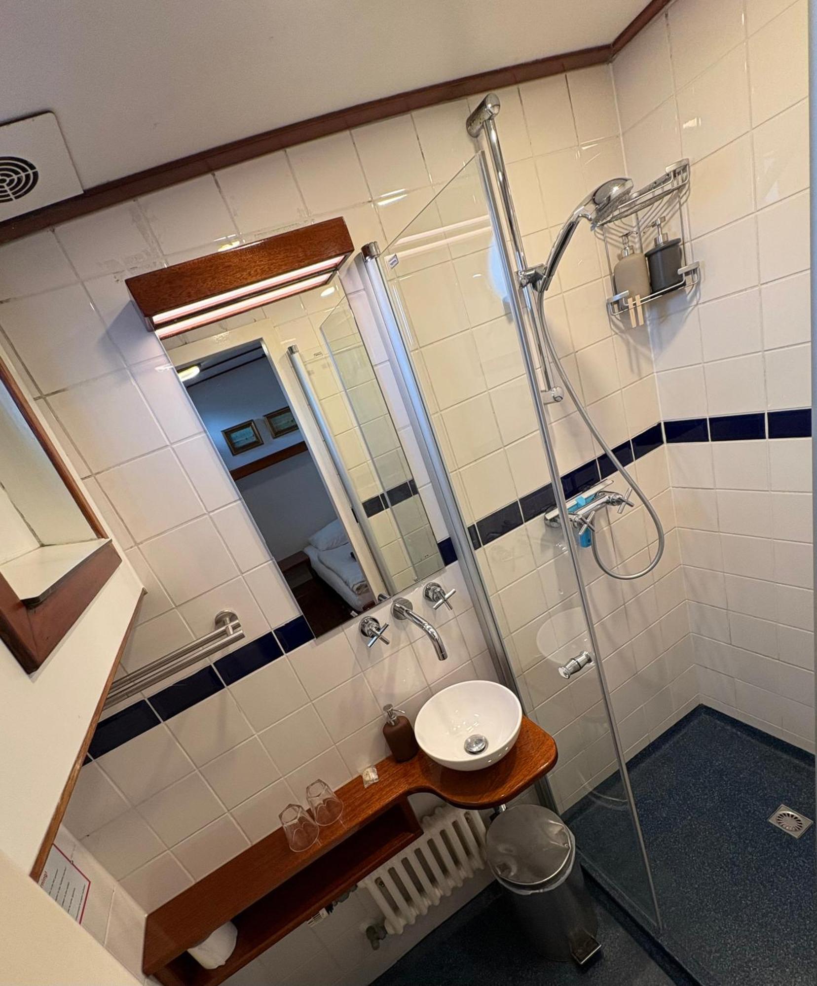 Hotelboot Zwaan อัมสเตอร์ดัม ภายนอก รูปภาพ